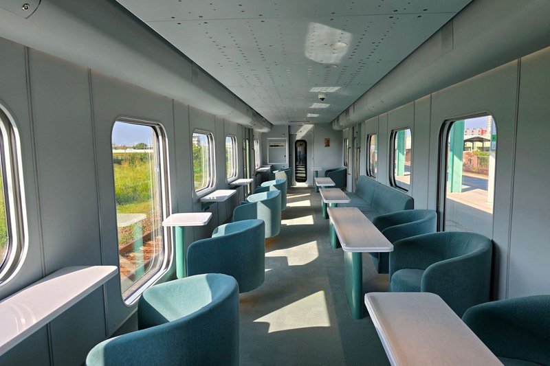 以觀光列車為目的的車廂設計，使窗外景致一覽無遺。