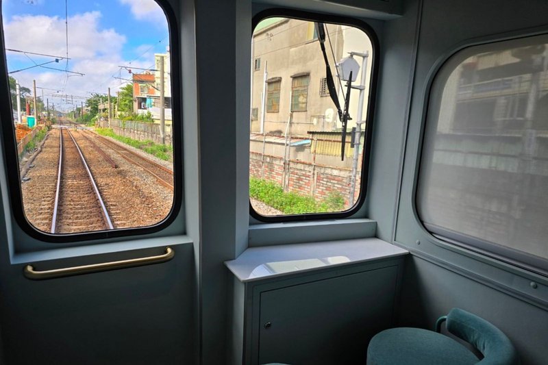 馬卡龍觀光列車「海風號」行經重點區域時，車廂將會慢速行駛，讓乘客細細品味窗景。