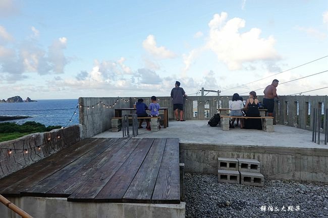 蘭嶼海景餐廳 ❙ 十一鄰 ❙ 看海小酌超chill、頹廢工業風 露天海景酒吧!