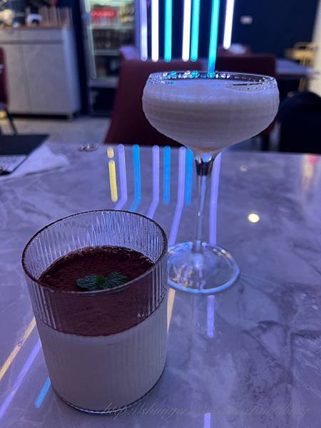 宜蘭夜店風餐酒館-各式餐點 / 調酒 / 歡唱包廂High翻天？