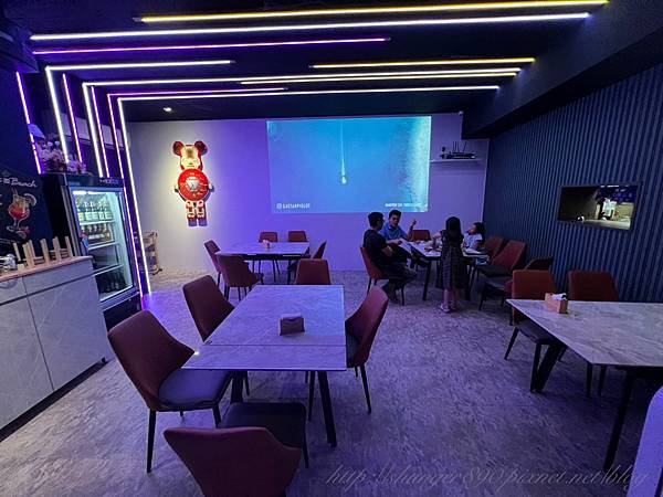 宜蘭夜店風餐酒館-各式餐點 / 調酒 / 歡唱包廂High翻天？