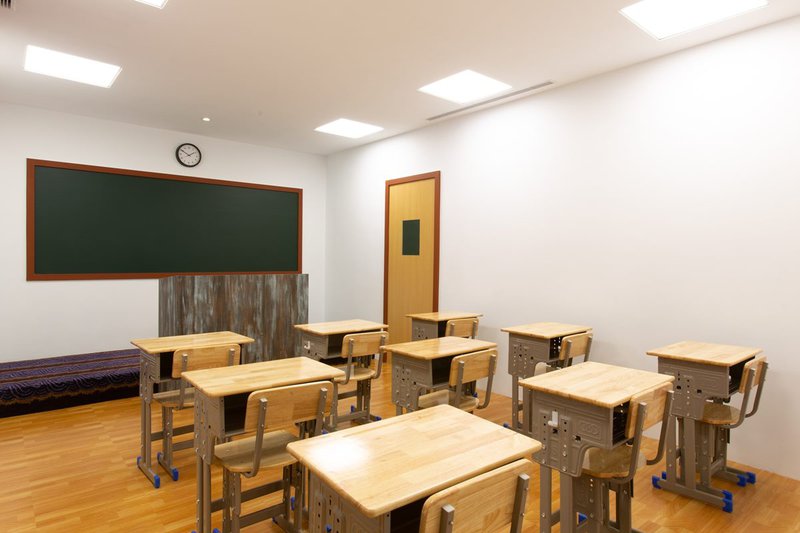 教室的課桌椅也變成摩鐵房間中的情境主題。