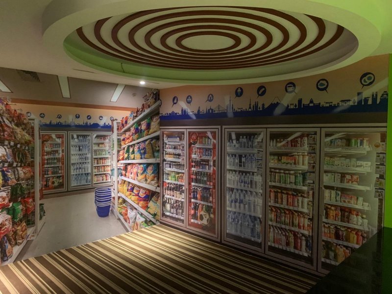 每天都會去的超商也變成房型主題，一整排飲料冰櫃馬上就有置身門市中的錯覺。
