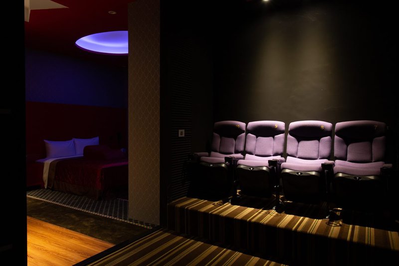 假日休閒時大家常去的電影院，也有整排影廳座椅設計的房型。