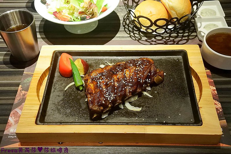 米塔炙燒牛排專門店，濕式熟成牛肉、鐵板排餐、半自助式吃到飽 X 來去約會吃牛排