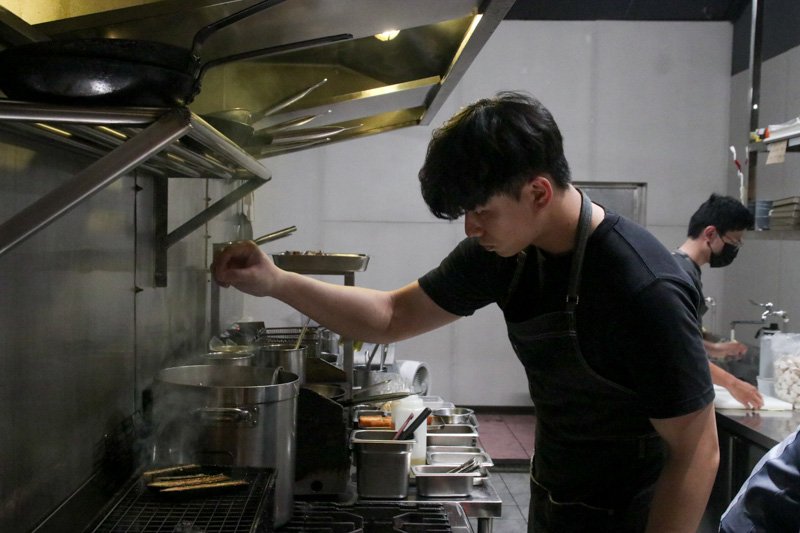 台南餐酒館「漫草玖零」隱身巷內的老宅酒吧！穿越時空的美味微醺！