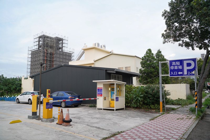 「82年餐酒館」整間店以岩石灰、木質色系及金屬色調打造出高質感氛圍，正所謂燈光美、氣氛佳！