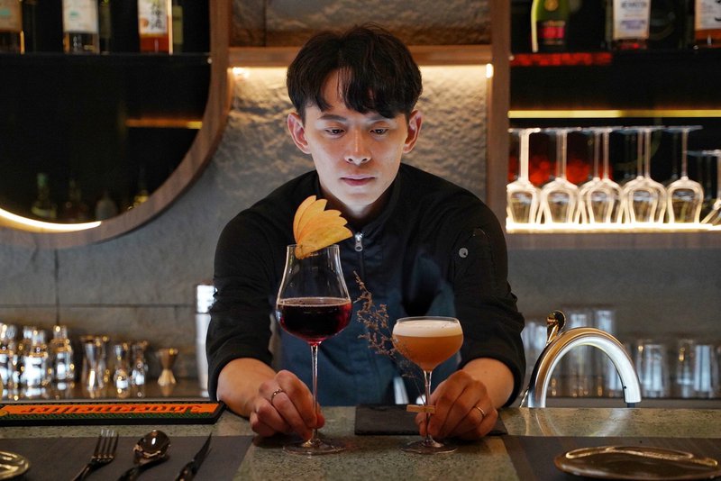 「82年餐酒館」整間店以岩石灰、木質色系及金屬色調打造出高質感氛圍，正所謂燈光美、氣氛佳！