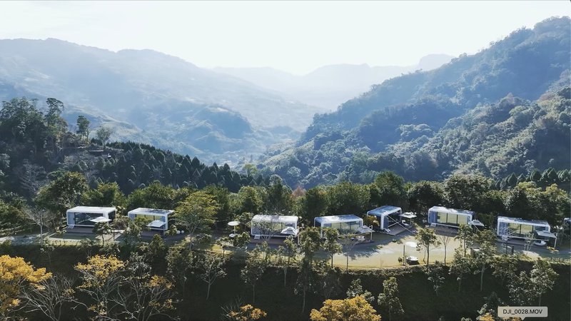 在匆忙都市的節奏中，你是否時總是手機不離身，忘了停下腳步，感受彼此的陪伴與溫暖？這天我們來到苗栗大湖山林秘境，尋找失落已久的「飛航模式」假期，當汽車緩緩駛入山區，四周漸漸被茂密的果樹和樹林所包圍。轉過幾道山彎，一處隱匿於山中的莊園映入眼簾。在山間靜謐的氛圍裡，彷彿將時間真空，讓我們見山見雲海見自己。