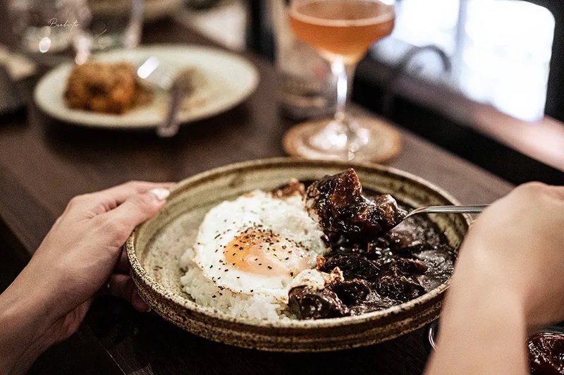 基隆餐廳:暖暮甜廚 港邊預約制甜點餐酒，脆皮千層麵、酥炸小捲實在太好吃了