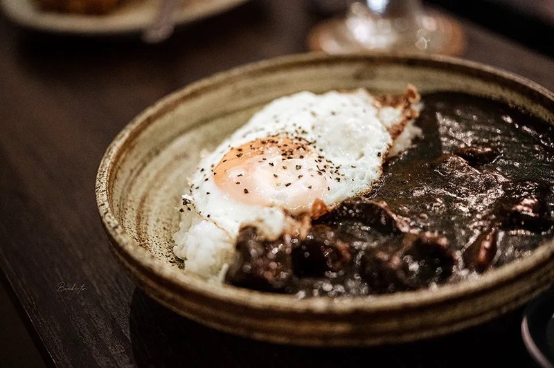 基隆餐廳:暖暮甜廚 港邊預約制甜點餐酒，脆皮千層麵、酥炸小捲實在太好吃了