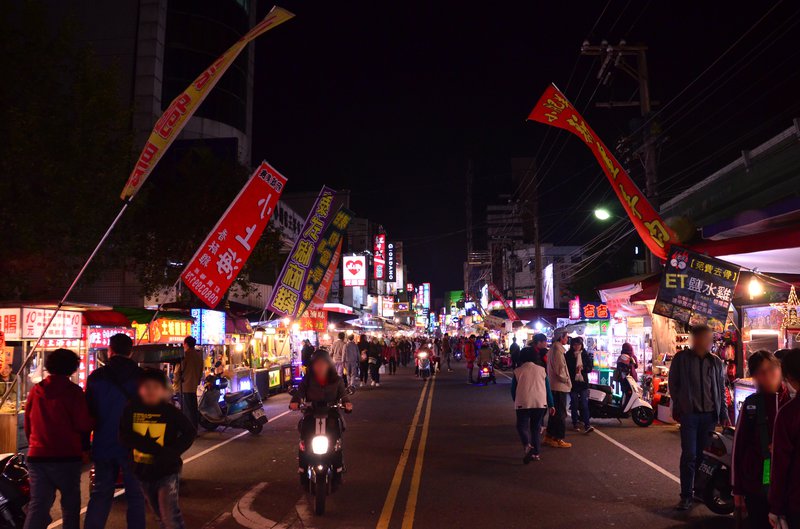 嘉義文化路夜市藍井街附近夜間街景