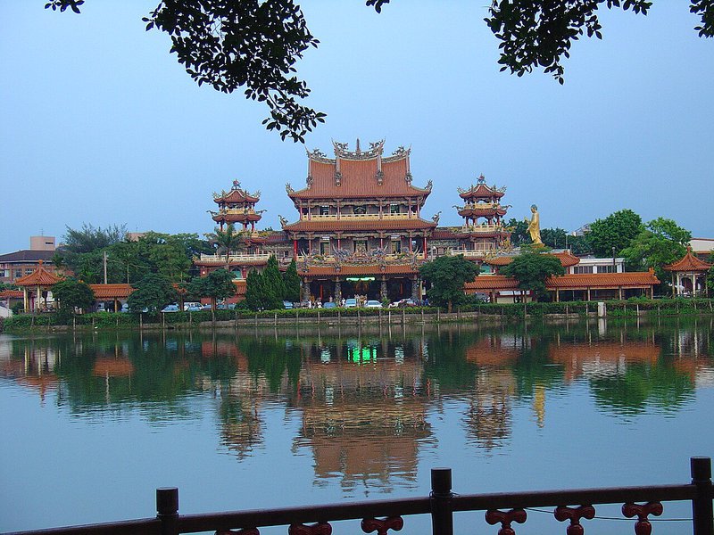 龍潭湖與南天宮景觀，適合龍潭生活圈與隔日散步延伸