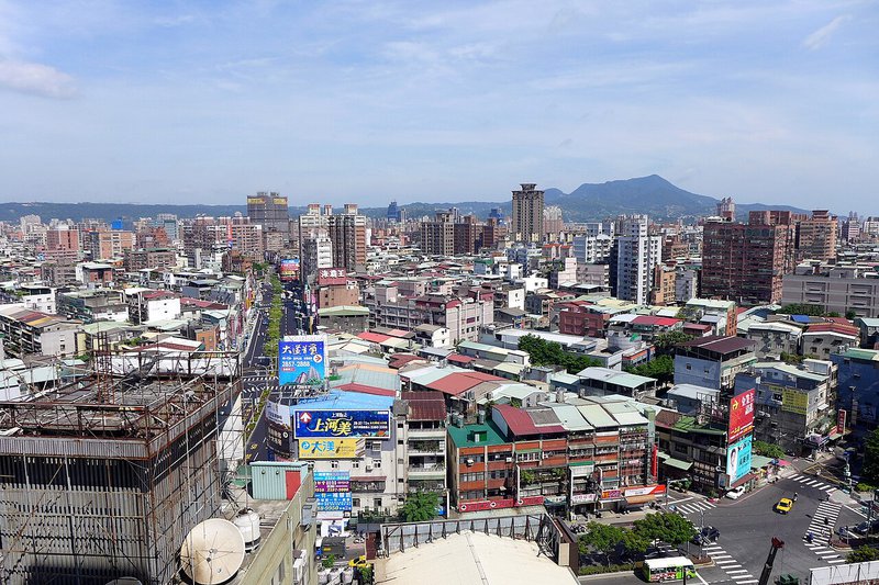 蘆洲城市建築景觀，適合蘆洲生活圈與晚餐住宿動線