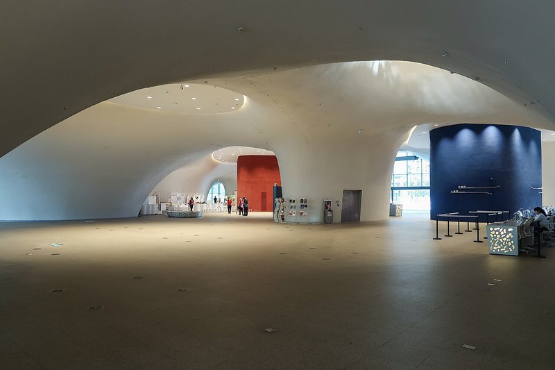 台中國家歌劇院 1 樓大廳，適合七期約會與室內轉場