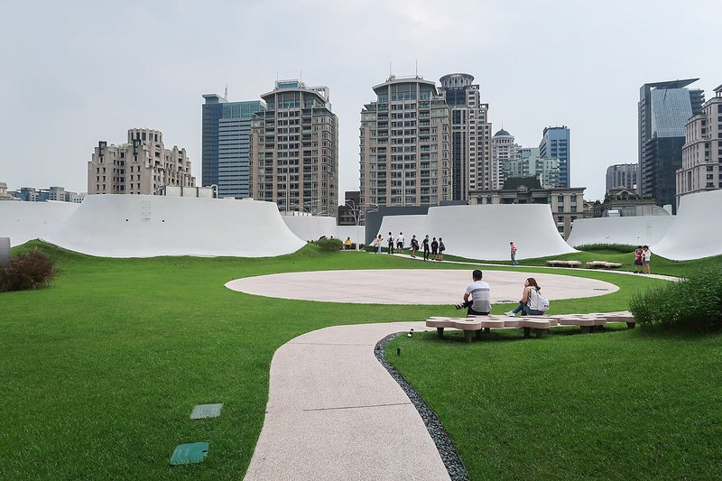 台中國家歌劇院 6 樓空中花園，適合七期夜景與隔日延伸