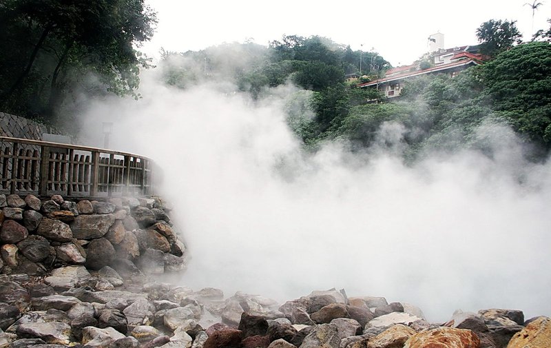 北投地熱谷煙霧與溫泉約會氛圍
